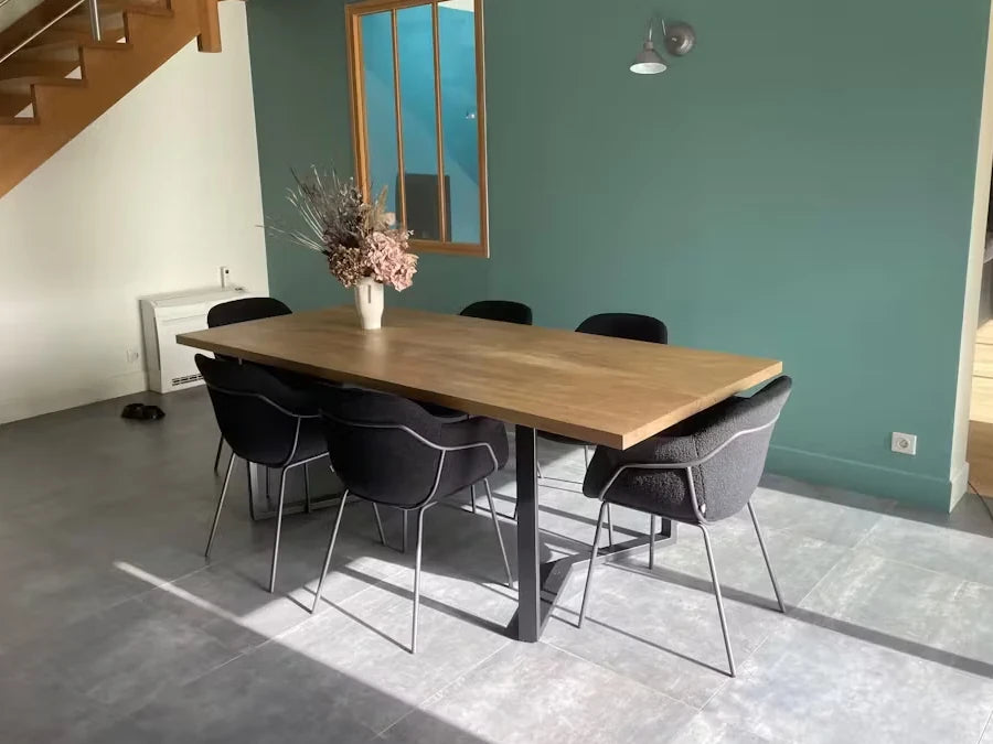 Table à manger avec pieds en M noir et plateau bois massif mur vert